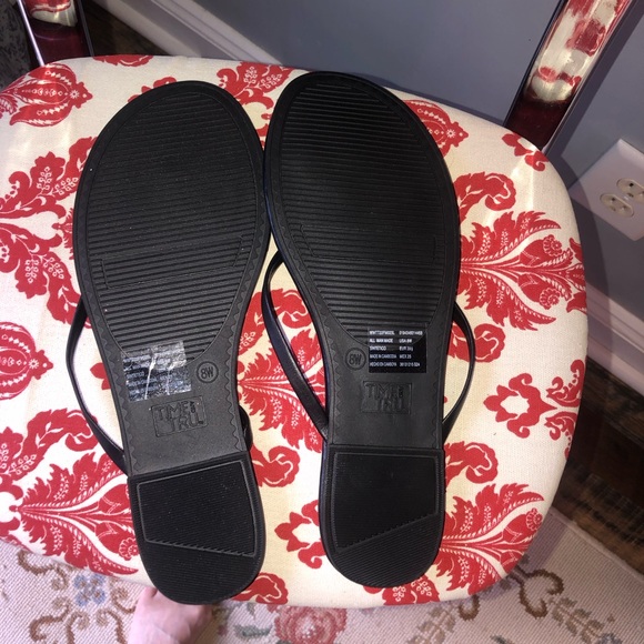 Black flip flops size 8 wide - Picture 2 of 2